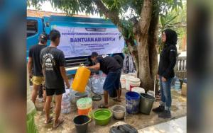 Wujudkan Program TSJL, PNM Sukabumi Salurkan 75 Ribu Liter Air Bersih Bantu Warga Terdampak Kekeringan