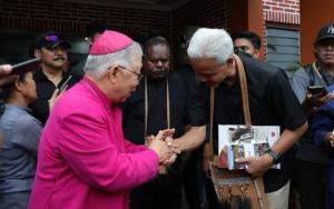 Kunjungi Keuskupan Agung Merauke di Hari Pertama Kampanye, Ganjar: Uskup (Mandagi) Sangat Inspiratif
