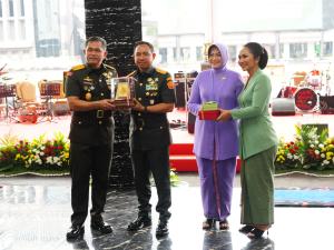 Panglima TNI Jenderal TNI Agus Subiyanto Serahkan Jabatan Kasad Kepada Jenderal TNI Maruli Simanjuntak