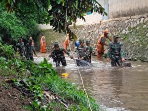 Antisipasi Banjir di Musim Penghujan, Korps Baret Merah Bersihkan Aliran Sungai Ciliwung
