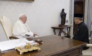 Dubes Trias Kuncahyono Serahkan Surat Kepercayaan  Kepada Paus Fransiskus