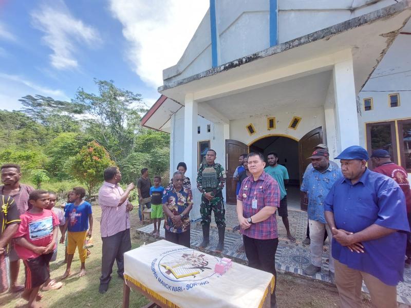 Pj Bupati Maybrat dan Tim Pemulangan Eksodus Kab. Maybrat Salurkan Dana Bantuan kepada 12 Gereja