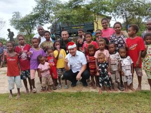 Dalam suasana natal Pj Bupati Maybrat Salurkan bantuan ke Distrik Mare