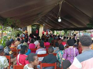 Penjabat Bupati Maybrat laksanakan ibadah perayaan Natal dilapangan terbuka di daerah zona merah
