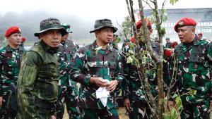 Danjen Kopassus Dampingi Panglima TNI Dalam Penanaman Pohon dan Pelepasan Ikan di Situ Lembang
