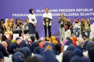 Jokowi Untuk AO dan Nasabah PNM: Saya Sangat Menghargai Kerja Keras Semuanya