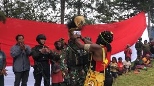 Sebagai Warga Kehormatan Suku Dani, Dansatgas TNI 300 Siliwangi Diberi Gelar Kogoya