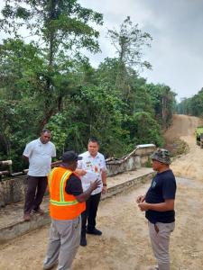 Pj Bupati Maybrat Lakukan Pengecekan Proyek Peningkatan Jalan Poros Mapura-Kokas