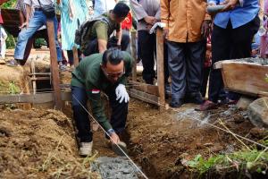 Bupati Tanah Datar Letakan batu pertama Rehab Rumah Tidak Layak Huni (RTLH) Badrijon