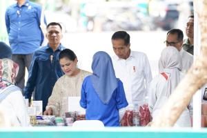 Jokowi Beri Hadiah Kalung Produksi Nasabah PNM Mekaar Bandung Untuk Ibu Iriana