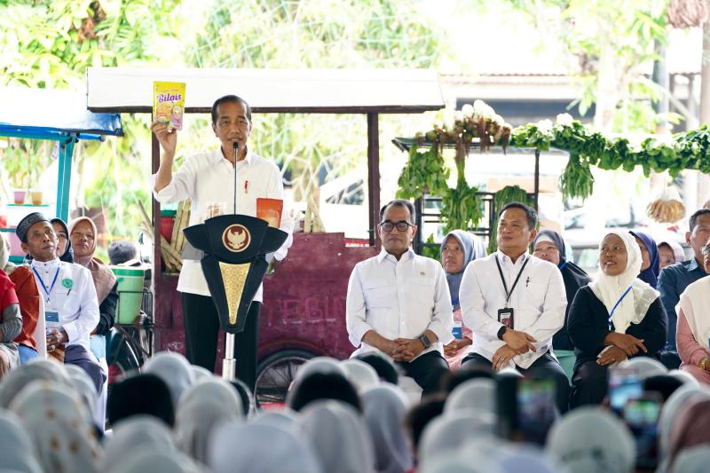 Jokowi Acungkan Jempol Untuk Produk Ibu Sri, Nasabah PNM Mekaar