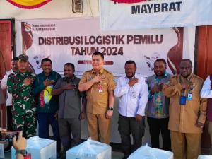 Pj Bupati Maybrat Tandai Distribusi Logistik Pemilu 2024 dengan Penerimaan Pataka KPU