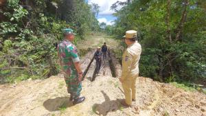 Didampingi Sahli Pangdam Kodam Kasuari, Pj Bupati Maybrat Tinjau Progres Pekerjaan Jalan Tahsimara-Fuog