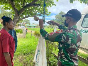 Wujud Peduli Terhadap Kesehatan, Satgas Pamtas Yonif 726/Tml Bantu Pelayanan Posyandu Balita di Kampung Toray