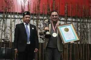 Raih "The Legend Award" dari LEPRID, Denny JA: Jadikan Riset Sebagai Basis Strategi Politik