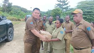 Pj. Bupati Maybrat Salurkan Bantuan Sembako bagi Warga Kampung Kaitana, Distrik Aifat Selatan