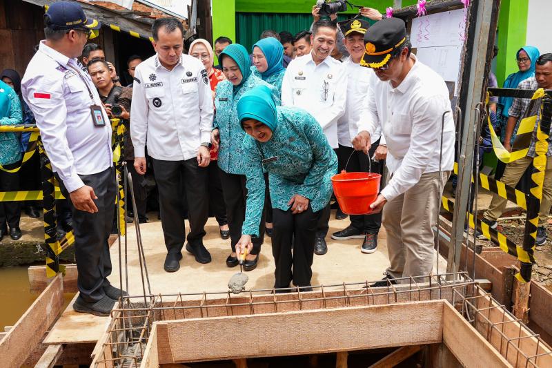 Ketum TP PKK Resmikan Gerakan Bedah Rumah serta Bangun Sanitasi dan Penanganan Stunting Serentak di Sumsel