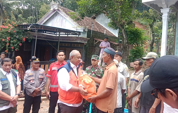 BNPB Serahkan Bantuan Darurat Tanah Longsor dan Banjir di Sragen