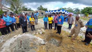 Pj Bupati Maybrat Pimpin Upacara Pentahbisan dan Peletakkan Batu Pertama Gedung Pastoral St. Yosep Ayawasi