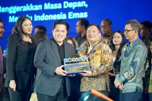Menteri BUMN Serahkan Piagam Penghargaan Top Contributor BUMN For Communications kepada Bos PNM