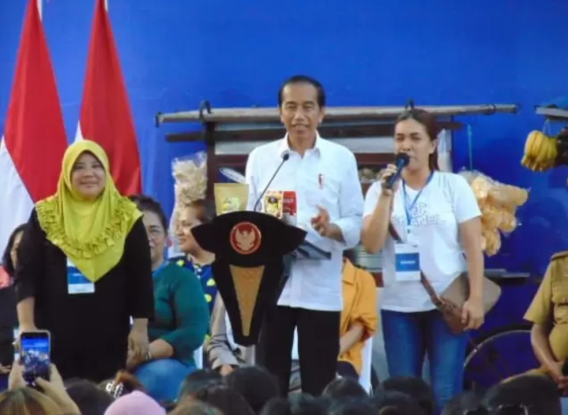 Presiden Jokowi Temui Ribuan Nasabah Mekar PNM di Bitung