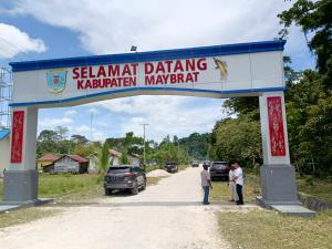 PJ Bupati Maybrat Tinjau Langsung Pembersihan Gerbang Pintu Masuk Kabupaten Kampung Yabok
