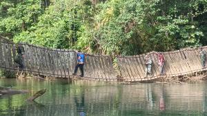 Pj. Bupati Maybrat Demi Kunjungi Kampung Aisa Raya, Nekat Menyebrangi Jembatan Gantung yang Rusak