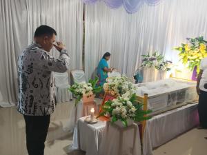 PJ Bupati Maybrat Berikan Penghormatan Terakhir kepada Almarhum Lukris Irjanti Kambu S.STP di KambuFatem