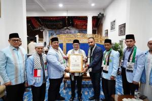 Ketua DPP BKPRMI Bersama Abu Omar Alfarouk dari Gaza Palestina Berikan penghargaan Kepada Bupati Tanah Datar