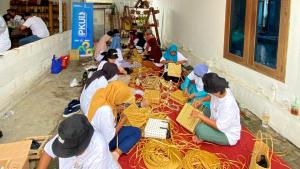 PNM Gelar Studi Banding Anyaman bagi Ketua Kelompok Unggulan Mekaar di Cirebon