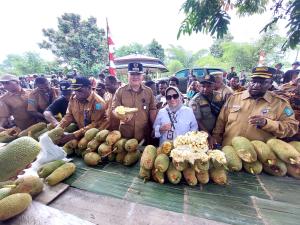 PJ Bupati Maybrat dan Sekretaris Daerah Borong Buah Cempedak di Pasar Dadakan Fankahrio