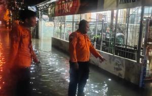 Banjir Rendam Rumah Warga yang Ditinggal Mudik di Bekasi, BPBD Terjunkan Personel⁣⁣