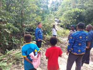 PJ Bupati Maybrat Pantau Proyek Pembangunan Dua Jembatan Strategis di Kampung Aisa