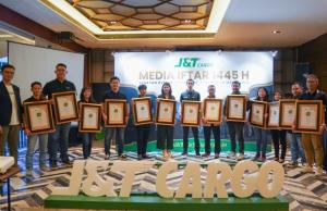 J&T Cargo Beri Penghargaan Best Service Otlet