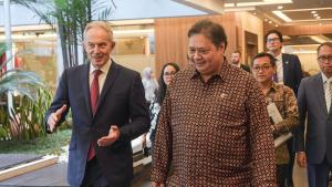 Bahas Inklusivitas Keuangan hingga Stabilitas Geopolitik, Menko Airlangga Berbincang Hangat dengan Mantan Perdana Menteri Inggris Tony Blair