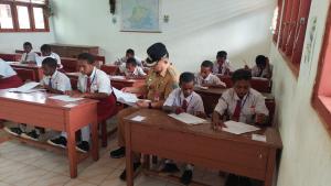 Pj Bupati Maybrat Pantau Ujian Sekolah Dasar di SD YPK Emaus Susumuk dan SD Inpres 13 Kumurkek