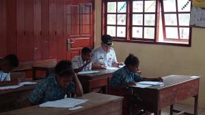 PJ Bupati Maybrat Pantau Ujian Nasional 3 SD Terdalam di Aifat Utara