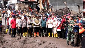 Ketua Umum PMI Jusuf Kalla Tinjau Lokasi Terdampak Banjir Bandang di Tanah Datar dan Serahkan Bantuan