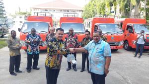 Pemprov Papua Barat Daya Serahkan Bantuan Mobil Angkutan Umum untuk Pedagang Mama Papua di Maybrat