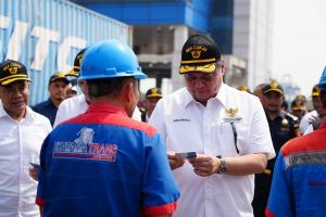 Pastikan Arus Barang Kembali Lancar, Menko Airlangga Tinjau Langsung Pengeluaran Barang dan Minta Instansi di Pelabuhan Tanjung Priok Bekerja 24 Jam