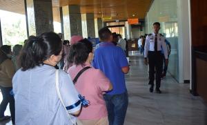 Saksikan Pekan Gawai Dayak Kalbar, Ratusan Warga Malaysia Serbu PLBN Aruk