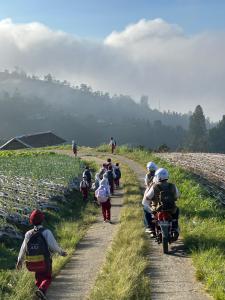 Relawan Bakti BUMN - PNM, Menumbuhkan Asa di Desa Nepal Van Java