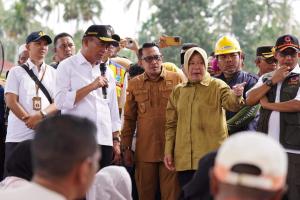 Dikunjungi Menko PMK dan Mensos, Masyarakat Korban Banjir Bandang dan Longsor Terima Bantuan Dari Presiden Joko Widodo