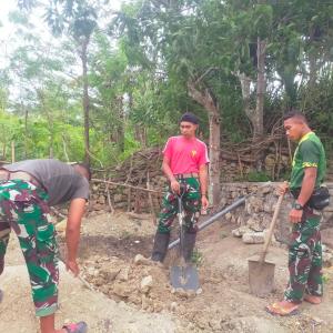 Satgas Pamtas RI-RDTL Sektor Timur Yonif 742/SWY Pos Nananoe Percepat Pembuatan Fasilitas Umum di Sekolah