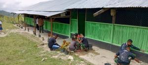 Pos Nananoe Satgas Yonif 742/SWY Finishing Pembangunan Gedung Sekolah SMP Satap Tubaki di Perbatasan RI-RDTL