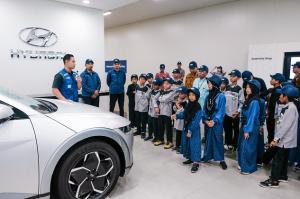 Berkunjung ke Pabrik Hyundai, Anak Yatim Saksikan Pembuatan Mobil Listrik