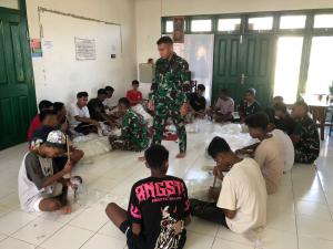 Pos Fohuk Satgas Yonif 742/Swy Mengedukasi Pemuda Dusun Pauk Untuk Mengolah Limbah Plastik Menjadi Ecobrick