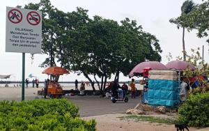 
                                       Dagang di Lokasi Terlarang, Kaki Lima Rusak Keindahan Ancol