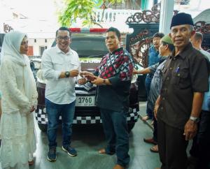 
                                       Bupati Tanah Datar Terima Kunci Ambulans Bantuan Perantau Eprizal kepada Jorong Koto Tuo Nagari Salimpaung