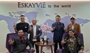 
                                       Dua Pengusaha Besar Jalin Kerja Sama Strategis Indonesia Malaysia, Eskayvie Siap Dipasarkan di Tanah Air